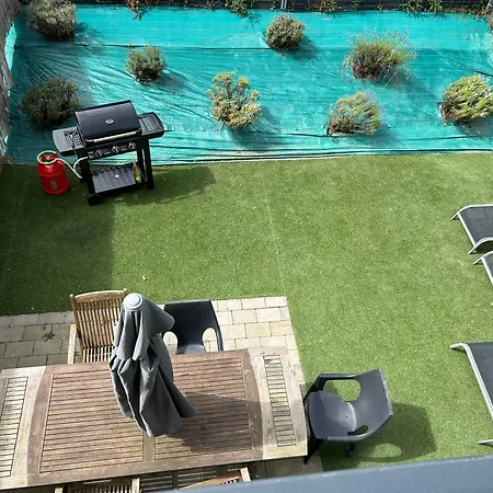 Nyaraló Zen Lonora *